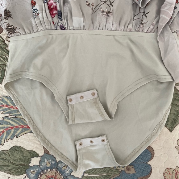 Cute Floral Bodysuit Blouse Long Wide Sleeve (NWT) - Picture 6 of 13